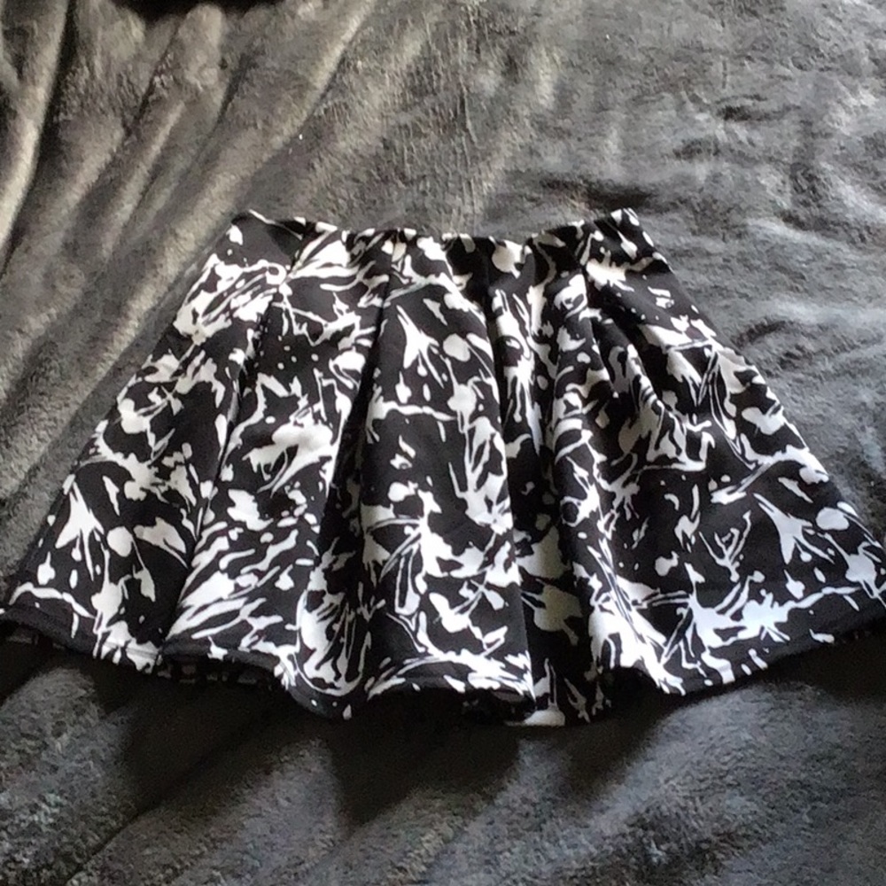 🌷2/$15 Hollister mini skirt. Size small.